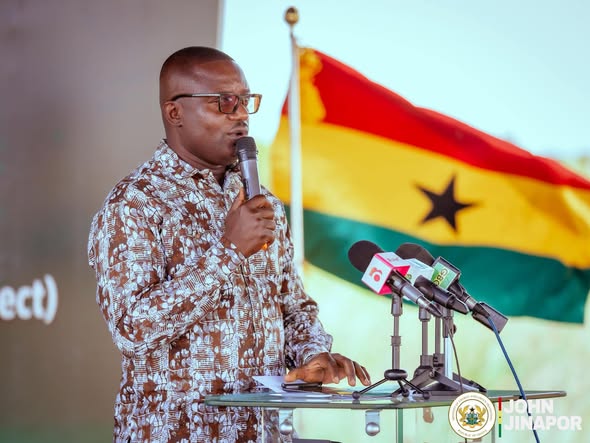 The government has taken a significant step toward strengthening Ghana’s Water-Energy-Food Nexus initiative with the launch of a 1MW integrated solar plant for the Dawhenya Irrigation Scheme. The project, officially commissioned last Friday by the Minister for Energy and Green Transition, marks a major milestone in efforts to promote the productive use of solar energy in key sectors, particularly agriculture.  The new solar facility is expected to directly power irrigation systems in the Dawhenya enclave, b